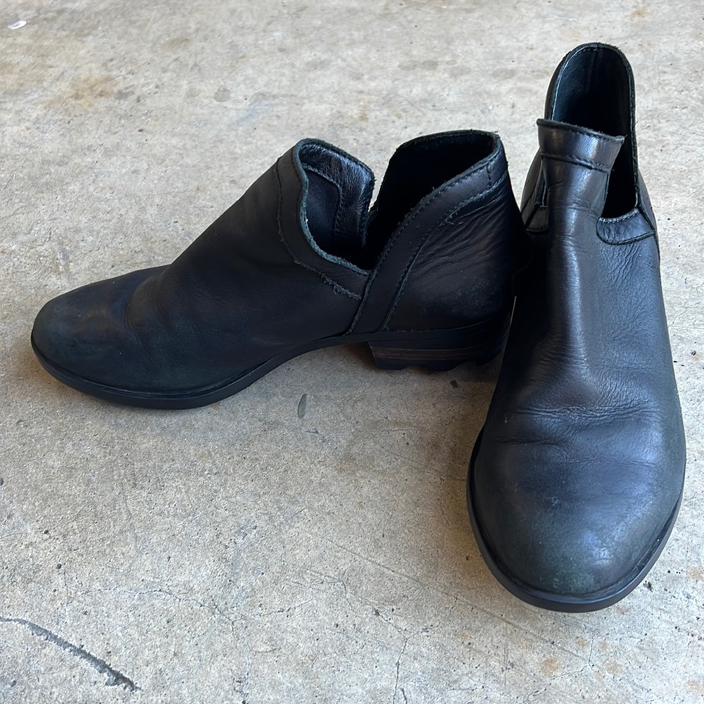 Black leather Sorel Lolla boots